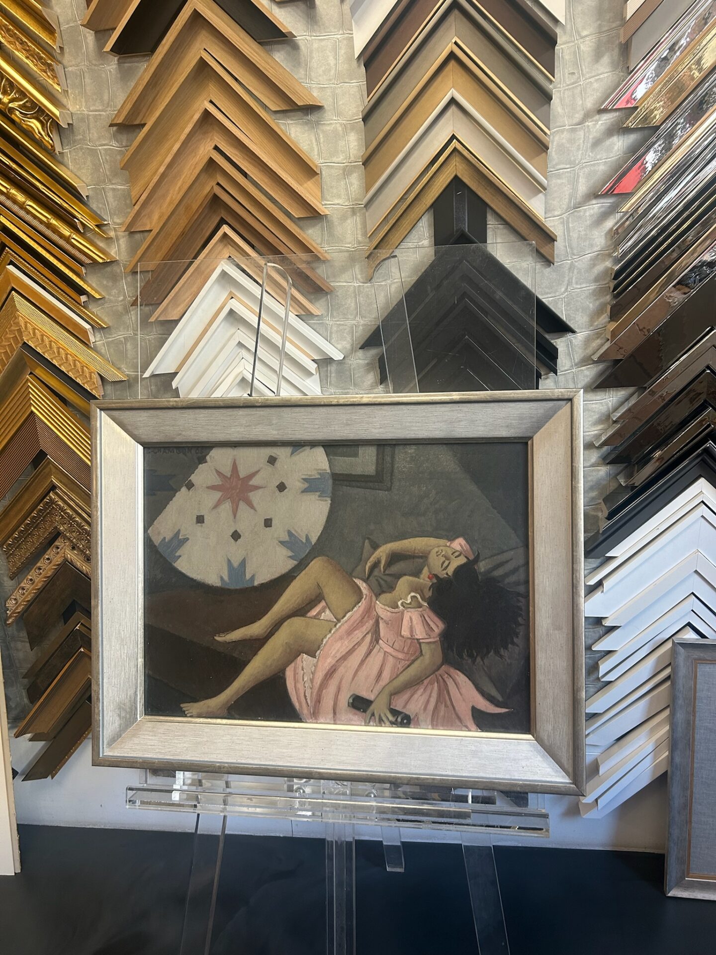 encadrement toile femme allongée